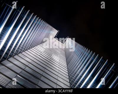 Tallinn, Estland – 16. Oktober 2009: Zeitgenössischer Wolkenkratzer, fotografiert vom Boden aus, mit geometrischer metallischer Fassade und Dramati Stockfoto
