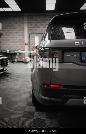 Rückansicht des Silver Range Rover Discovery Sport in der modernen Garage Stockfoto