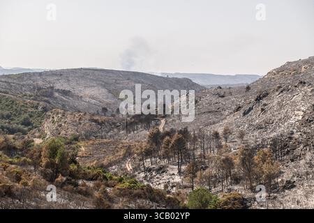 Frankreich. März 2018. Nach dem Großbrand in den Corbières, Aude, Frankreich am 7. August 2025. Ein Waldbrand im Departement Aude in Südfrankreich. Dieser seit Jahren größte Waldbrand Frankreichs verwüstete 16.000 Hektar Vegetation und Kiefernwald, zerstörte oder beschädigte 25 Häuser und verbrannte 35 Fahrzeuge. Foto: Romain Bastard/Pixnfly/ABACAPRESS.COM Credit: Abaca Press/Alamy Live News Stockfoto