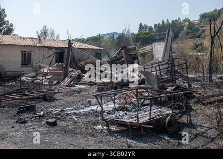 Frankreich. März 2018. Nach dem Großbrand in den Corbières, Aude, Frankreich am 7. August 2025. Ein Waldbrand im Departement Aude in Südfrankreich. Dieser seit Jahren größte Waldbrand Frankreichs verwüstete 16.000 Hektar Vegetation und Kiefernwald, zerstörte oder beschädigte 25 Häuser und verbrannte 35 Fahrzeuge. Foto: Romain Bastard/Pixnfly/ABACAPRESS.COM Credit: Abaca Press/Alamy Live News Stockfoto
