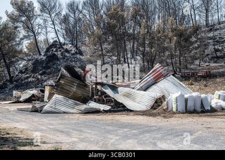 Frankreich. März 2018. Nach dem Großbrand in den Corbières, Aude, Frankreich am 7. August 2025. Ein Waldbrand im Departement Aude in Südfrankreich. Dieser seit Jahren größte Waldbrand Frankreichs verwüstete 16.000 Hektar Vegetation und Kiefernwald, zerstörte oder beschädigte 25 Häuser und verbrannte 35 Fahrzeuge. Foto: Romain Bastard/Pixnfly/ABACAPRESS.COM Credit: Abaca Press/Alamy Live News Stockfoto