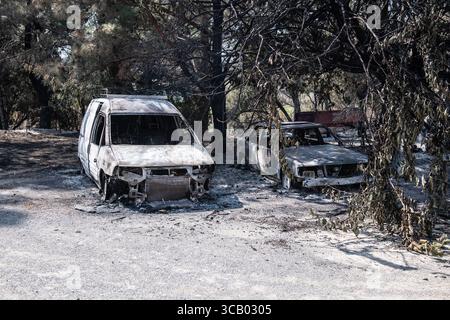 Frankreich. März 2018. Nach dem Großbrand in den Corbières, Aude, Frankreich am 7. August 2025. Ein Waldbrand im Departement Aude in Südfrankreich. Dieser seit Jahren größte Waldbrand Frankreichs verwüstete 16.000 Hektar Vegetation und Kiefernwald, zerstörte oder beschädigte 25 Häuser und verbrannte 35 Fahrzeuge. Foto: Romain Bastard/Pixnfly/ABACAPRESS.COM Credit: Abaca Press/Alamy Live News Stockfoto