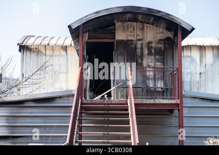 Frankreich. März 2018. Nach dem Großbrand in den Corbières, Aude, Frankreich am 7. August 2025. Ein Waldbrand im Departement Aude in Südfrankreich. Dieser seit Jahren größte Waldbrand Frankreichs verwüstete 16.000 Hektar Vegetation und Kiefernwald, zerstörte oder beschädigte 25 Häuser und verbrannte 35 Fahrzeuge. Foto: Romain Bastard/Pixnfly/ABACAPRESS.COM Credit: Abaca Press/Alamy Live News Stockfoto