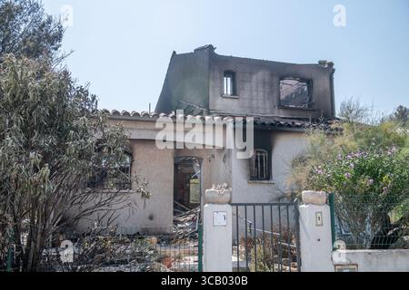 Frankreich. März 2018. Nach dem Großbrand in den Corbières, Aude, Frankreich am 7. August 2025. Ein Waldbrand im Departement Aude in Südfrankreich. Dieser seit Jahren größte Waldbrand Frankreichs verwüstete 16.000 Hektar Vegetation und Kiefernwald, zerstörte oder beschädigte 25 Häuser und verbrannte 35 Fahrzeuge. Foto: Romain Bastard/Pixnfly/ABACAPRESS.COM Credit: Abaca Press/Alamy Live News Stockfoto