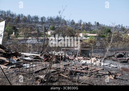Frankreich. März 2018. Nach dem Großbrand in den Corbières, Aude, Frankreich am 7. August 2025. Ein Waldbrand im Departement Aude in Südfrankreich. Dieser seit Jahren größte Waldbrand Frankreichs verwüstete 16.000 Hektar Vegetation und Kiefernwald, zerstörte oder beschädigte 25 Häuser und verbrannte 35 Fahrzeuge. Foto: Romain Bastard/Pixnfly/ABACAPRESS.COM Credit: Abaca Press/Alamy Live News Stockfoto