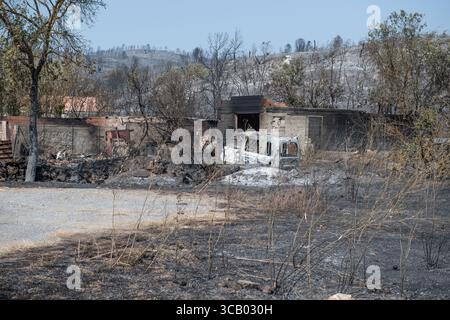 Frankreich. März 2018. Nach dem Großbrand in den Corbières, Aude, Frankreich am 7. August 2025. Ein Waldbrand im Departement Aude in Südfrankreich. Dieser seit Jahren größte Waldbrand Frankreichs verwüstete 16.000 Hektar Vegetation und Kiefernwald, zerstörte oder beschädigte 25 Häuser und verbrannte 35 Fahrzeuge. Foto: Romain Bastard/Pixnfly/ABACAPRESS.COM Credit: Abaca Press/Alamy Live News Stockfoto