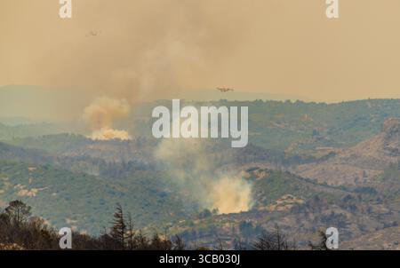 Frankreich. März 2018. Nach dem Großbrand in den Corbières, Aude, Frankreich am 7. August 2025. Ein Waldbrand im Departement Aude in Südfrankreich. Dieser seit Jahren größte Waldbrand Frankreichs verwüstete 16.000 Hektar Vegetation und Kiefernwald, zerstörte oder beschädigte 25 Häuser und verbrannte 35 Fahrzeuge. Foto: Romain Bastard/Pixnfly/ABACAPRESS.COM Credit: Abaca Press/Alamy Live News Stockfoto