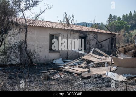 Frankreich. März 2018. Nach dem Großbrand in den Corbières, Aude, Frankreich am 7. August 2025. Ein Waldbrand im Departement Aude in Südfrankreich. Dieser seit Jahren größte Waldbrand Frankreichs verwüstete 16.000 Hektar Vegetation und Kiefernwald, zerstörte oder beschädigte 25 Häuser und verbrannte 35 Fahrzeuge. Foto: Romain Bastard/Pixnfly/ABACAPRESS.COM Credit: Abaca Press/Alamy Live News Stockfoto