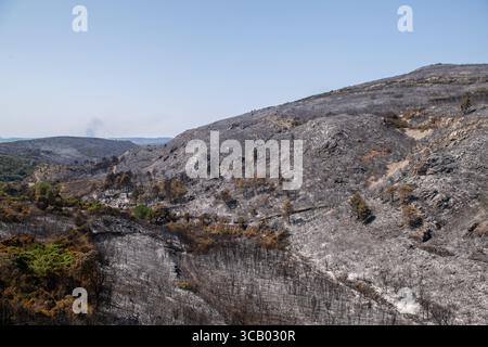 Frankreich. März 2018. Nach dem Großbrand in den Corbières, Aude, Frankreich am 7. August 2025. Ein Waldbrand im Departement Aude in Südfrankreich. Dieser seit Jahren größte Waldbrand Frankreichs verwüstete 16.000 Hektar Vegetation und Kiefernwald, zerstörte oder beschädigte 25 Häuser und verbrannte 35 Fahrzeuge. Foto: Romain Bastard/Pixnfly/ABACAPRESS.COM Credit: Abaca Press/Alamy Live News Stockfoto
