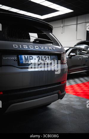 Rückansicht des Gray Land Rover Discovery Sport in einer modernen Garage Stockfoto