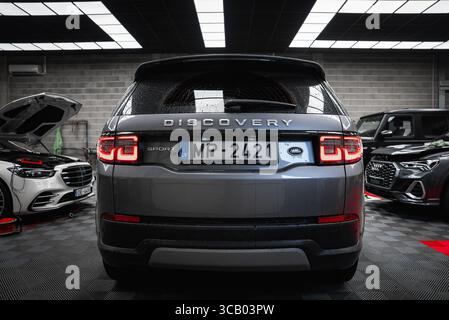 Rückansicht des Silver Range Rover Discovery Sport in der Werkstatt Stockfoto