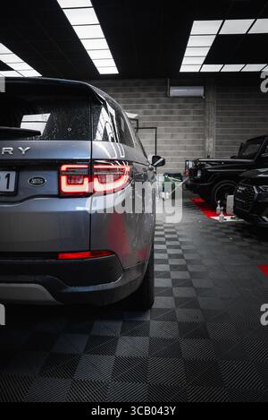 Rückansicht des Silver Range Rover Discovery in der modernen Garage Stockfoto