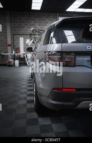 Rückansicht des Silver Range Rover Discovery Sport in der Garage Stockfoto