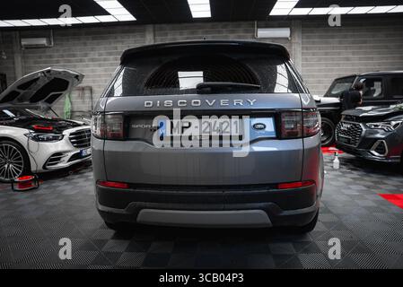 Rückansicht des Silver Land Rover Discovery Sport in der lettischen Garage Stockfoto