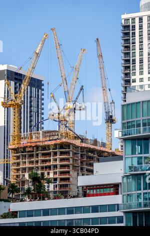 Miami Florida, Biscayne Boulevard, Skyline der Innenstadt, Hochhäuser, Baustelle, wirtschaftliche Entwicklung, vertikales Strukturgebäude wi Stockfoto