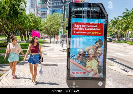 Miami Florida, Biscayne Boulevard, Downtown, Maurice A. Ferre Park, Bayfront Park, interaktiver Touchscreen-Kiosk, Verizon 5G-Anzeigendisplay, Werbe-sig Stockfoto