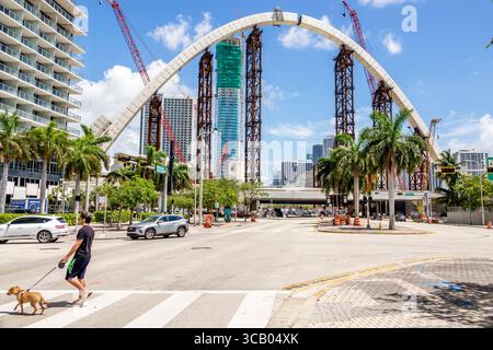 Miami Florida, Biscayne Boulevard, I-395 Signature Bridge The Fountain, Bogenbogen im Bau, Mann männlicher Erwachsener, professioneller Hundeläufer cro Stockfoto