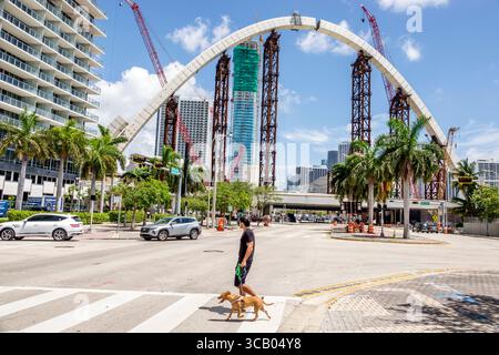 Miami Florida, Biscayne Boulevard, I-395 Signature Bridge The Fountain, Bogenbogen im Bau, Mann männlicher Erwachsener, professioneller Hundeläufer cro Stockfoto