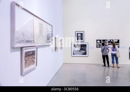 Miami Florida, Biscayne Boulevard, Maurice A. Ferre MAF Park, Jorge M. Perez Art Museum Miami PAMM, Kunstgalerie im Inneren, hispanische Frau Mutter Stockfoto