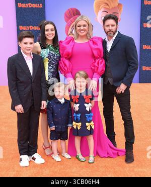 Los Angeles, USA. August 2025. Talentmanager, Kelly Clarksons Ex-Ehemann und der Vater ihrer beiden Kinder Brandon Blackstock, 48, starb am 7. August 2025 nach einem dreijährigen Kampf gegen Krebs. Kelly Clarkson, Brandon Blackstock bei der Uraufführung von „Ugly Dolls“, die am 27. April 2019 im Regal Cinemas L.A. Live in Los Angeles stattfand, © O'Connor/AFF-USA.com Credit: AFF/Alamy Live News Stockfoto