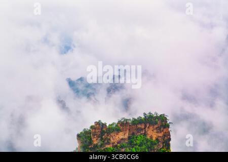 Fantastische natürliche Landschaft mit Steinsäulen Quarzberg in Nebel und Wolken. Zhangjiajie Nationalpark. Berühmte Touristenattraktion in Wulingyuan, Hun Stockfoto