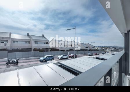 Verborgenes Befestigungssystem für 12 mm Glasgeländer mit Aluminiumankern im Flur Hotel Stockfoto
