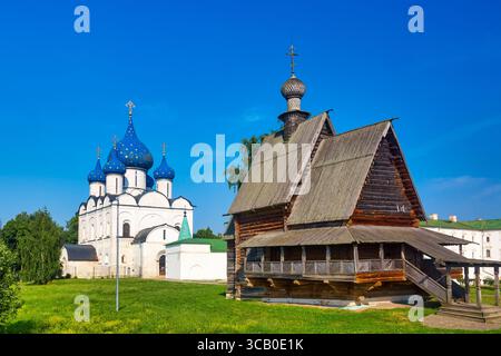 Holzkirche St. Nikolaus in der Nähe des Kremls in Suzdal, Russland. Sonniger Sommertag. Stockfoto