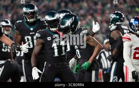 25. Dezember 2023, Philadelphia, PA, USA: Philadelphia Eagles Wide Receiver A.J. Brown (11) und Philadelphia Eagles Wide Receiver DeVonta Smith (6) klopfen sich während des NFL-Fußballspiels zwischen den New York Giants und den Philadelphia Eagles am 25. Dezember 2023 im Lincoln Financial Field in Philadelphia, Pennsylvania auf den Rücken. Scott Serio/Cal Sport Media (Foto: © Scott Serio/CSM via ZUMA Press Wire) Stockfoto