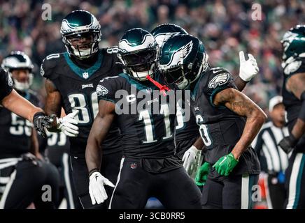 25. Dezember 2023, Philadelphia, PA, USA: Philadelphia Eagles Wide Receiver A.J. Brown (11) und Philadelphia Eagles Wide Receiver DeVonta Smith (6) feiern am 25. Dezember 2023 im Lincoln Financial Field in Philadelphia, Pennsylvania. Scott Serio/Cal Sport Media (Foto: © Scott Serio/CSM via ZUMA Press Wire) Stockfoto