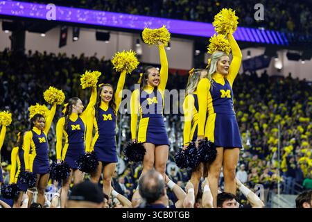 8. Januar 2024: Die Cheerleader der Michigan Wolverines während des College Football Playoff National Championship-Spiels zwischen den Washington Huskies und den Michigan Wolverines im NRG Stadium in Houston, Texas. John Mersits/CSM (Credit Image: © John Mersits/CSM via ZUMA Press Wire) Stockfoto