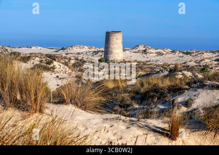23. September 2022, Huelva, Spanien: Turm Torre Carbonero im Nationalpark Parque Nacional de DoÃ±ana, Almonte, Provinz Huelva, Region Andalusien, Spanien, Europa...Carbonero Tower, der majestätischste der Almenara Towers in MatalascaÃ±AS. Es liegt auf halbem Weg zwischen MatalascaÃ±AS und der Mündung des Guadalquivir und ist von kilometerlangen unberührten Stränden umgeben. (Bild: © Sergi Reboredo/ZUMA Press Wire) Stockfoto