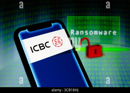 10. November 2023, Asuncion, Paraguay: Das ICBC-Logo wird auf einem Smartphone vor dem Wort „Ransomware“ angezeigt, visuelle Darstellung von offenen Sperren und binären Code-Ziffern. Die Industrial and Commercial Bank of China (ICBC) Financial Services ARM ICBC Financial Services (ICBC FS) sagte am Donnerstag, dass es einen Ransomware-Angriff gab, der zu Störungen bestimmter FS-Systeme führte. (Bild: © Andre M. Chang/ZUMA Press Wire) Stockfoto