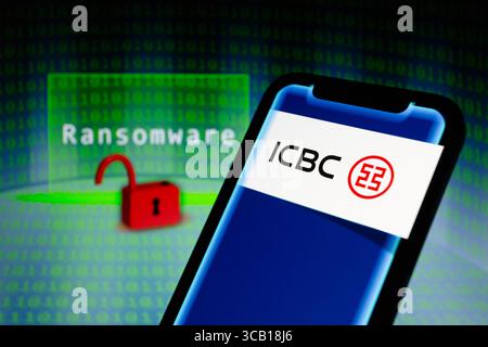 10. November 2023, Asuncion, Paraguay: Das ICBC-Logo wird auf einem Smartphone vor dem Wort „Ransomware“ angezeigt, visuelle Darstellung von offenen Sperren und binären Code-Ziffern. Die Industrial and Commercial Bank of China (ICBC) Financial Services ARM ICBC Financial Services (ICBC FS) sagte am Donnerstag, dass es einen Ransomware-Angriff gab, der zu Störungen bestimmter FS-Systeme führte. (Bild: © Andre M. Chang/ZUMA Press Wire) Stockfoto