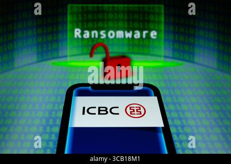 10. November 2023, Asuncion, Paraguay: Das ICBC-Logo wird auf einem Smartphone vor dem Wort „Ransomware“ angezeigt, visuelle Darstellung von offenen Sperren und binären Code-Ziffern. Die Industrial and Commercial Bank of China (ICBC) Financial Services ARM ICBC Financial Services (ICBC FS) sagte am Donnerstag, dass es einen Ransomware-Angriff gab, der zu Störungen bestimmter FS-Systeme führte. (Bild: © Andre M. Chang/ZUMA Press Wire) Stockfoto