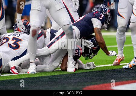 3. Dezember 2023: Houston Texans Running Back Dameon Pierce (31) erzielt einen rasanten Touchdown, als der Wide Receiver Tank Dell (3) während eines Spiels zwischen den Denver Broncos und den Houston Texans in Houston, Texas, eine Knöchelverletzung erlitten hat. ..Trask Smith/CSM (Foto: © Trask Smith/CSM via ZUMA Press Wire) Stockfoto