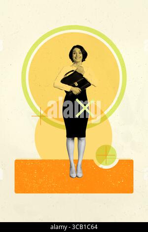 Bild-Trend-Collage eines Geschäftsmannes, der unter Zielzielsatz gehaltene Tasche auf gelbem Hintergrund hält Stockfoto