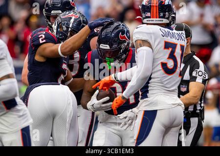 3. Dezember 2023: Houston Texans Running Back Dameon Pierce (31) feiert seinen Touchdown mit Teamkollegen während eines Spiels zwischen den Denver Broncos und den Houston Texans in Houston, Texas. ..Trask Smith/CSM (Foto: © Trask Smith/CSM via ZUMA Press Wire) Stockfoto