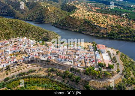29. September 2022, CÃ³rdola, Spanien: Luftaufnahme des Stausees Hornachuelos und des Dorfes, Provinz Cordoba, Andalusien, Südspanien. Hornachuelos liegt 51 km westlich von CÃ³rdoba, mitten auf der Burgstraße, am Fuße der Sierra Morena. Der Fluss Guadalquivir fließt durch seine fruchtbaren Ebenen, ebenso wie der Fluss BembÃ, ein Nebenfluss des Flusses. Es hat eine Umgebung von großem landschaftlichem Wert, mit Korkeichen, Steineichen und Unterholz sowie Auwäldern mit Weiden, Aschen und Erlen. Die Gegend ist auch ein wichtiges Zentrum für Wildtiere und Jagd; da von unvergesslichen t Stockfoto