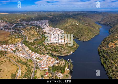 29. September 2022, CÃ³rdola, Spanien: Luftaufnahme des Stausees Hornachuelos und des Dorfes, Provinz Cordoba, Andalusien, Südspanien. Hornachuelos liegt 51 km westlich von CÃ³rdoba, mitten auf der Burgstraße, am Fuße der Sierra Morena. Der Fluss Guadalquivir fließt durch seine fruchtbaren Ebenen, ebenso wie der Fluss BembÃ, ein Nebenfluss des Flusses. Es hat eine Umgebung von großem landschaftlichem Wert, mit Korkeichen, Steineichen und Unterholz sowie Auwäldern mit Weiden, Aschen und Erlen. Die Gegend ist auch ein wichtiges Zentrum für Wildtiere und Jagd; da von unvergesslichen t Stockfoto