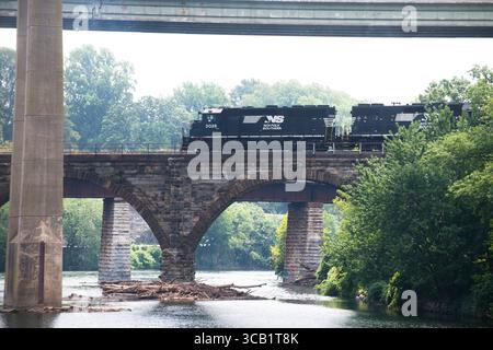 Der Norfolk Southern Train überquert den Schuylkill River in Philadelphia auf dem Conrail Shared Assets Zug MV-06 nach Port Richmond Stockfoto