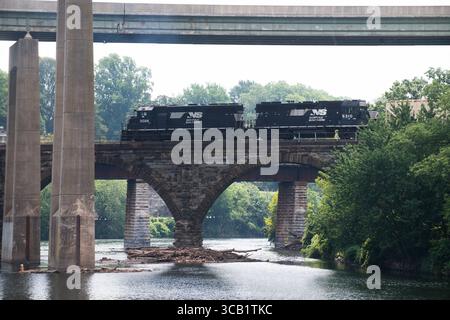 Der Norfolk Southern Train überquert den Schuylkill River in Philadelphia auf dem Conrail Shared Assets Zug MV-06 nach Port Richmond Stockfoto