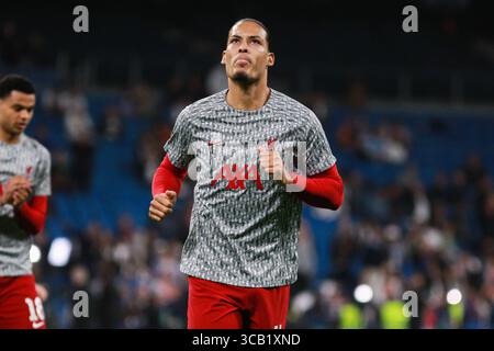 15. März 2023, MADRID, SPANIEN: Virgil Van Dijk von Liverpool FC wärmt sich während der UEFA Champions League, Achtelfinale, des Fußballspiels zwischen Real Madrid und Liverpool FC im Santiago Bernabeu Stadion am 15. März 2023 in Madrid auf. (Kreditbild: © Irina R. Hipolito/AFP7 via ZUMA Press Wire) Stockfoto