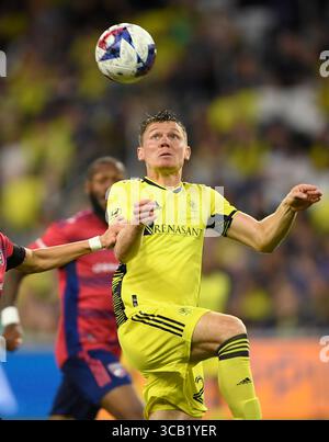 10. Mai 2023: Nashville SC Mittelfeldspieler Luke Haakenson (26) führt den Ball gegen den FC Dallas während der zweiten Hälfte eines MLS-Spiels zwischen dem FC Dallas und Nashville SC im Geodis Park in Nashville, TN Steve Roberts/CSM (Credit Image: © @ Steve Roberts/CSM via ZUMA Press Wire) Stockfoto