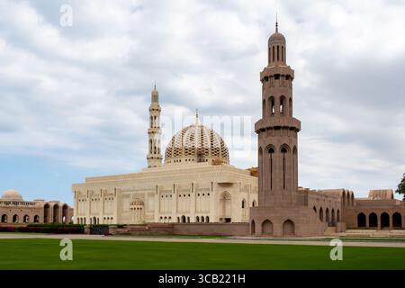 Sultan Qaboos große Moschee in Maskat, Oman, Blick auf die Landschaft, mit majestätischen Marmorwänden und Minarett. Stockfoto