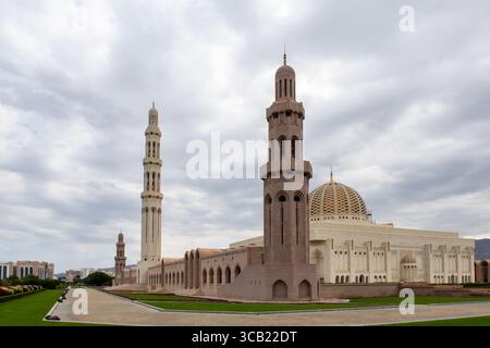 Sultan Qaboos große Moschee in Maskat, Oman, Blick auf die Landschaft, mit majestätischen Marmorwänden und Minarett. Stockfoto