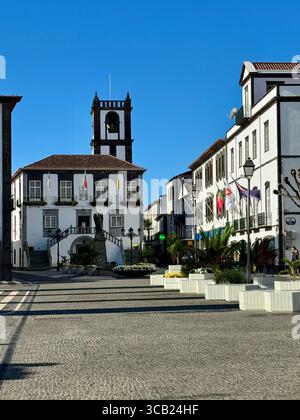 Sonniger Blick auf das Stadtzentrum von Ponta Delgada mit historischen Gebäuden, klarem blauem Himmel und fußgängerzone auf den Azoren. Stockfoto