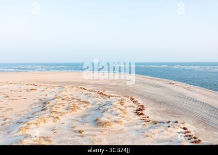 Blick aus der Vogelperspektive auf Einen großen Strand und Dünen in der Nähe einer Bucht am Atlantischen Ozean Stockfoto