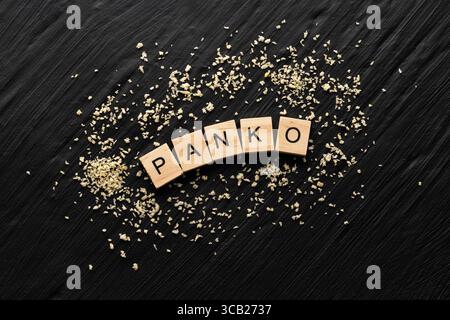 Gelbe Panko-Krümel auf dem Tisch verstreut Stockfoto