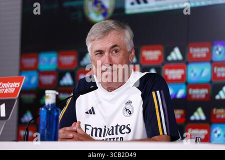 18. August 2023, VALDEBAS, MADRID, SPANIEN: Carlo Ancelotti nimmt an seiner Pressekonferenz nach dem Trainingstag von Real Madrid Teil, der am 18. August 2023 in Valdebebas, Madrid, Spanien, in Ciudad Deportiva Real Madrid gefeiert wurde. (Kreditbild: © Oscar J. Barroso/AFP7 via ZUMA Press Wire) Stockfoto