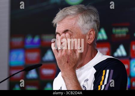 18. August 2023, VALDEBAS, MADRID, SPANIEN: Carlo Ancelotti nimmt an seiner Pressekonferenz nach dem Trainingstag von Real Madrid Teil, der am 18. August 2023 in Valdebebas, Madrid, Spanien, in Ciudad Deportiva Real Madrid gefeiert wurde. (Kreditbild: © Oscar J. Barroso/AFP7 via ZUMA Press Wire) Stockfoto